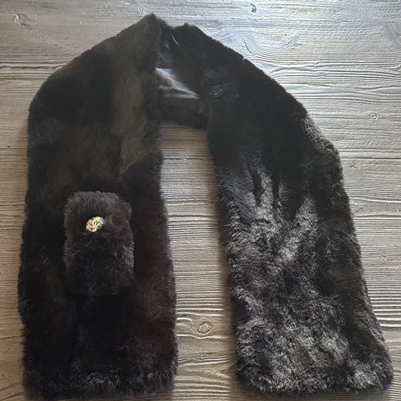 Chanel button upcycled faux fur scarf - Picture 5 of 5